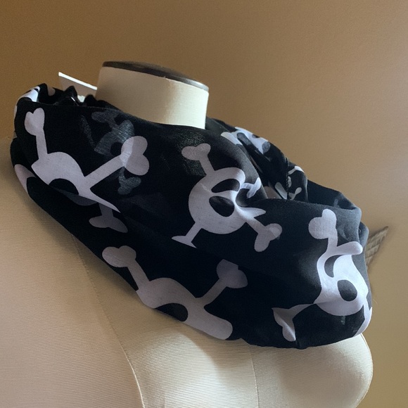 Skulls women’s skull scarf 🧣 Halloween accessories écharpe unisex nwt - Picture 3 of 16